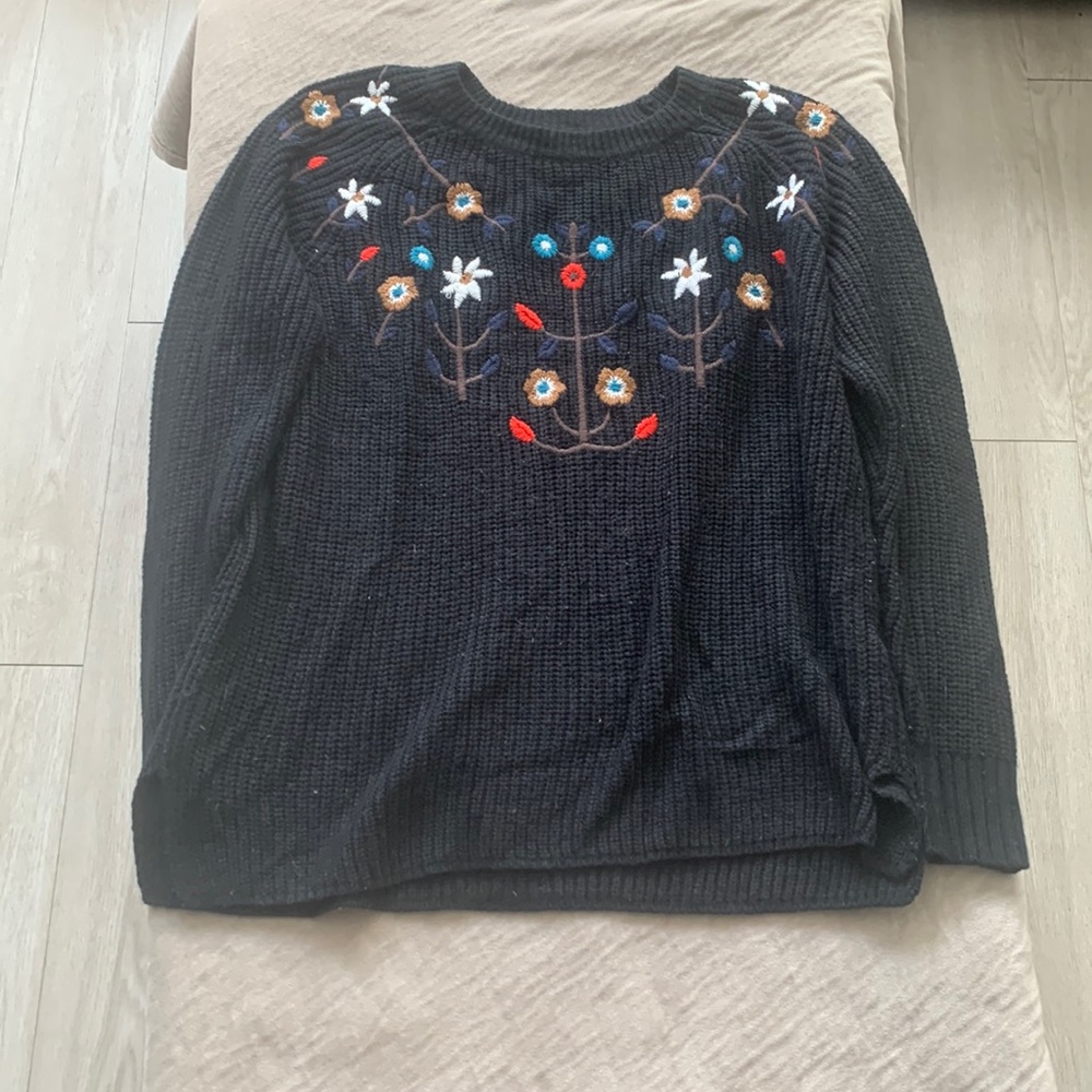 Knit sweater with flower details